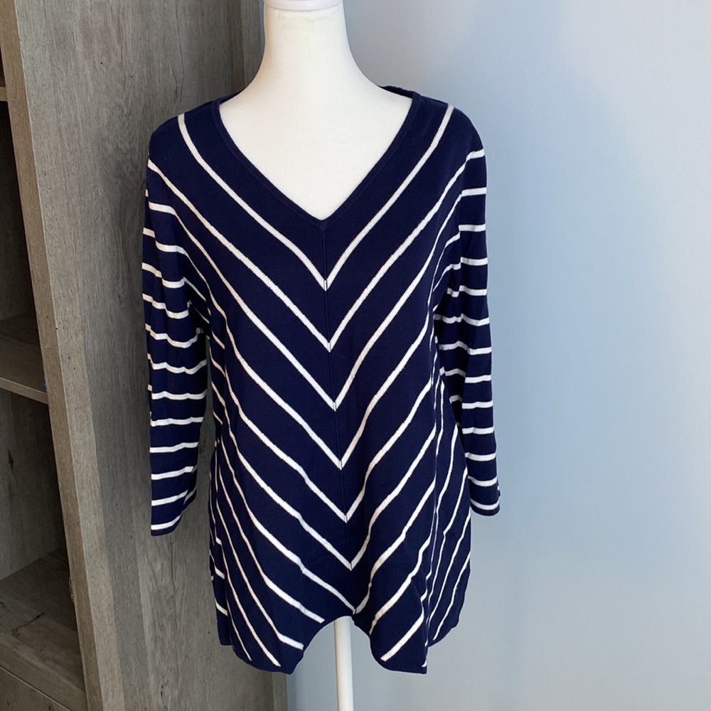 Magnolia Grace V-neck, navy and white striped knit tunic. Size XL.